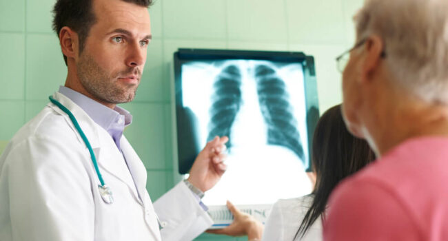 analyzing-x-ray-image-hospital